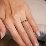 Anel Meia Aliança Em Ouro Amarelo Cravejada De Diamantes E Safiras Azuis