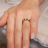 Anel Meia Aliança Em Ouro Amarelo Cravejada De Diamantes E Safiras Azuis