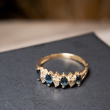 Anel Meia Aliança Em Ouro Amarelo Cravejada De Diamantes E Safiras Azuis