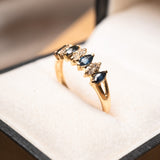 Anel Meia Aliança Em Ouro Amarelo Cravejada De Diamantes E Safiras Azuis