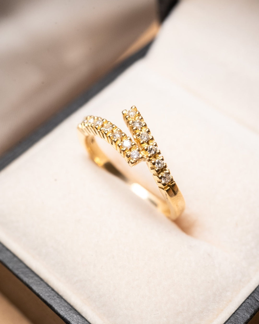 Anel moderno em ouro amarelo com 13 diamantes VVS1 de 0.02 pontos cada. Peso 3.5g. Aro 18.