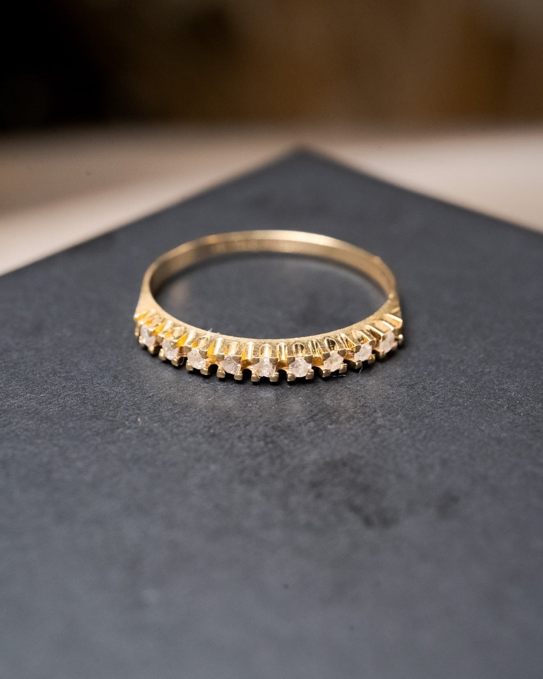 Anel meia aliança em ouro amarelo com 9 diamantes de 0.02 pontos cada e classificação VVS1.