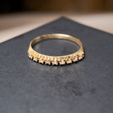 Anel meia aliança em ouro amarelo com 9 diamantes de 0.02 pontos cada e classificação VVS1.