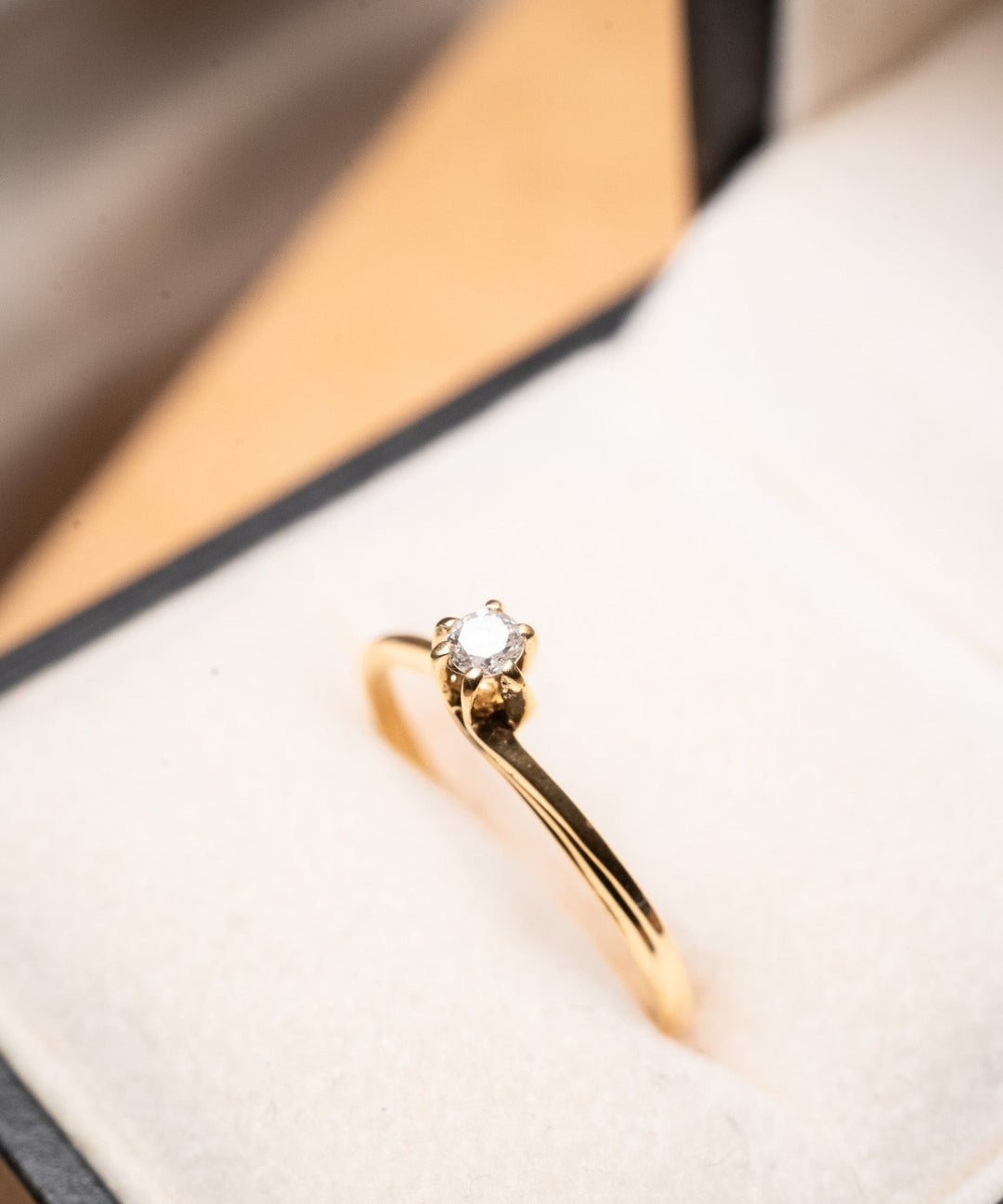 Anel solitário moderno em ouro amarelo com diamante de 10 pontos classificação VVS1. Peso 1.7g. Aro 21.5.