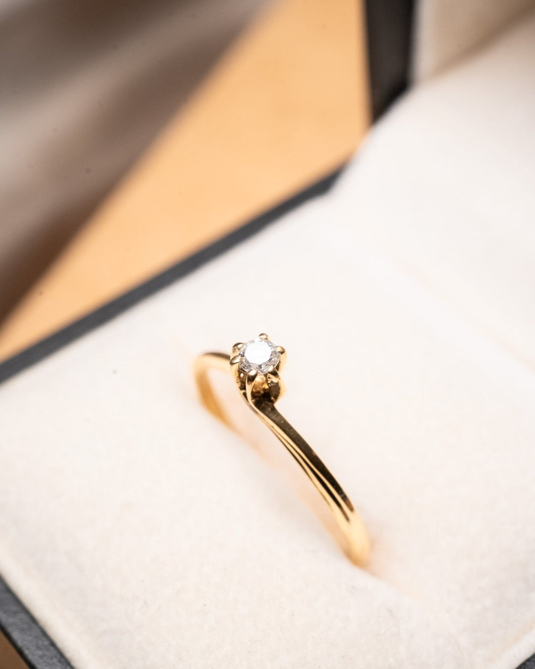 Anel solitário moderno em ouro amarelo com diamante de 10 pontos classificação VVS1. Peso 1.7g. Aro 21.5.