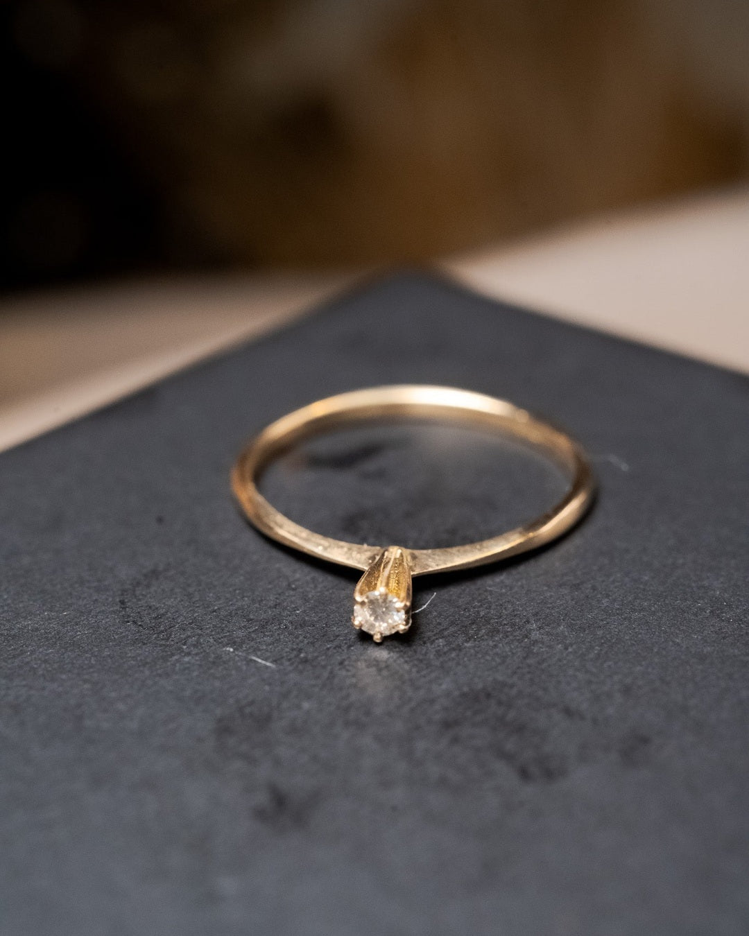 Anel solitário em ouro amarelo com diamante vvs1 de 0.06ct e peso de 1.3g. Aro 17.