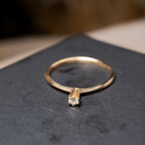 Anel solitário em ouro amarelo com diamante vvs1 de 0.06ct e peso de 1.3g. Aro 17.