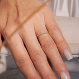 Anel Meia Aliança Em Ouro Amarelo e Diamantes de 02 Pontos