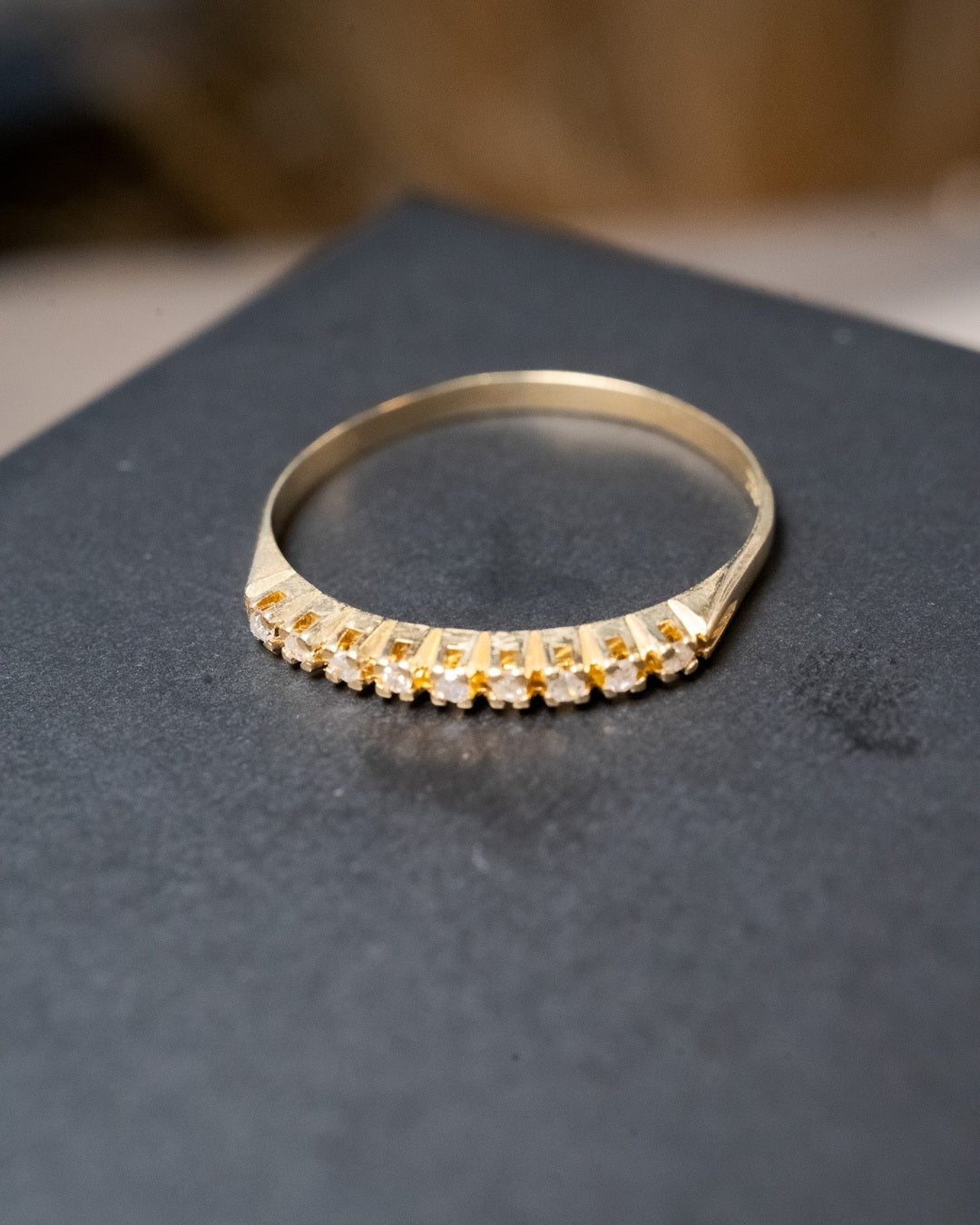 Anel meia aliança em ouro amarelo com 09 diamantes de 0.02 pontos cada e peso de 1.1g. Aro tamanho 20.