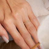 Anel Meia Aliança Em Ouro Amarelo Com Diamantes de 02 Pontos