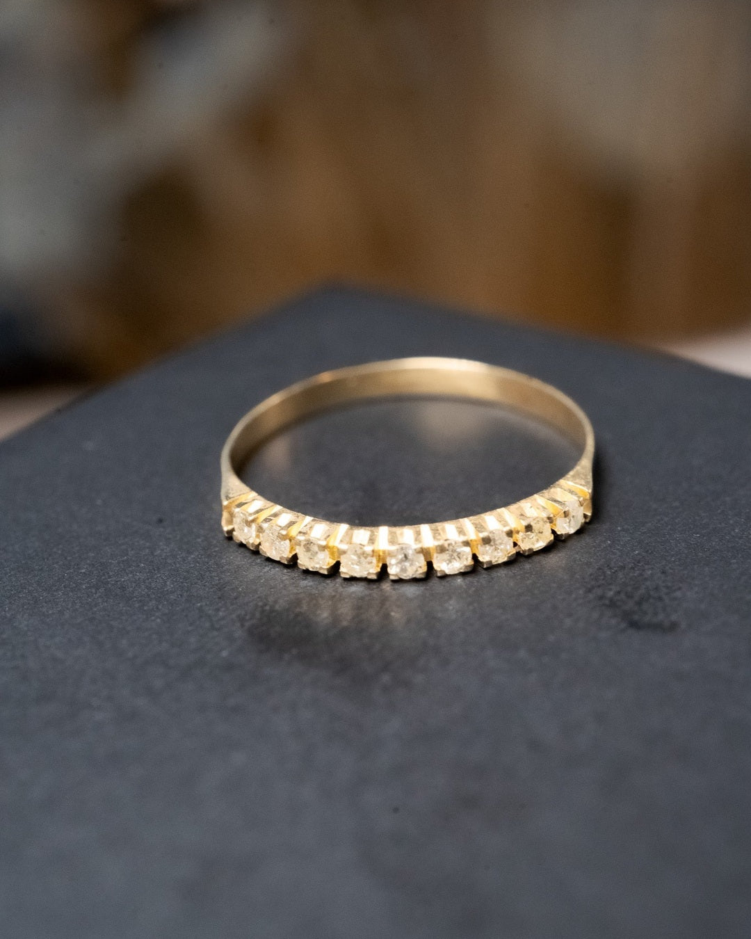 Anel meia aliança em ouro amarelo com 9 diamantes fancy color de 0.3 pontos cada e peso de 1.0g. Aro 19.