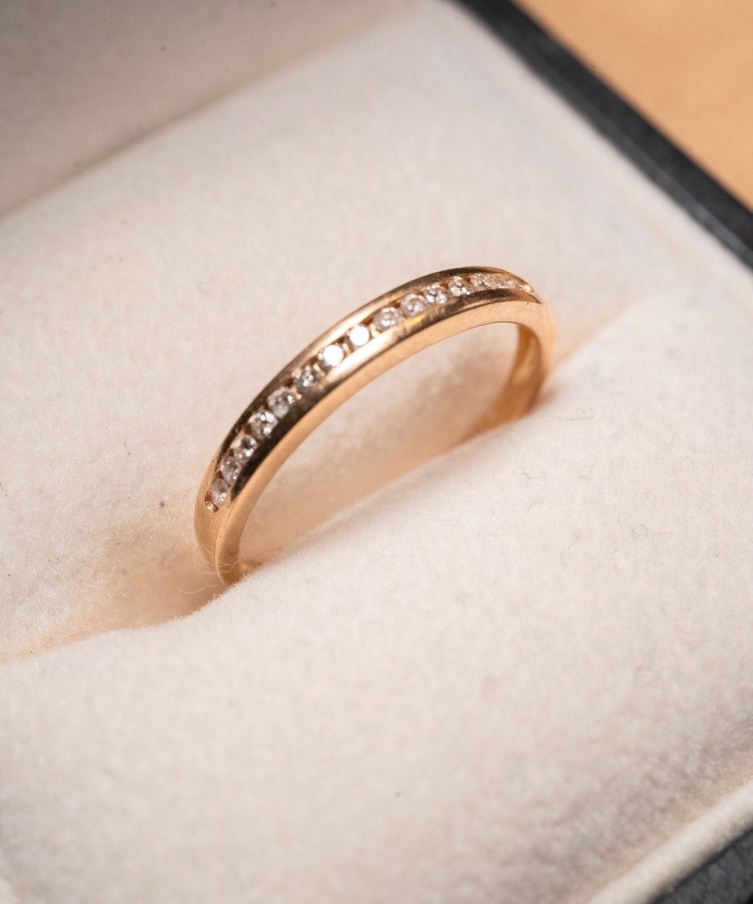 Anel meia aliança em ouro rose com diamantes. Peso 1.4g e aro 1.5.