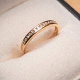 Anel meia aliança em ouro rose com diamantes. Peso 1.4g e aro 1.5.