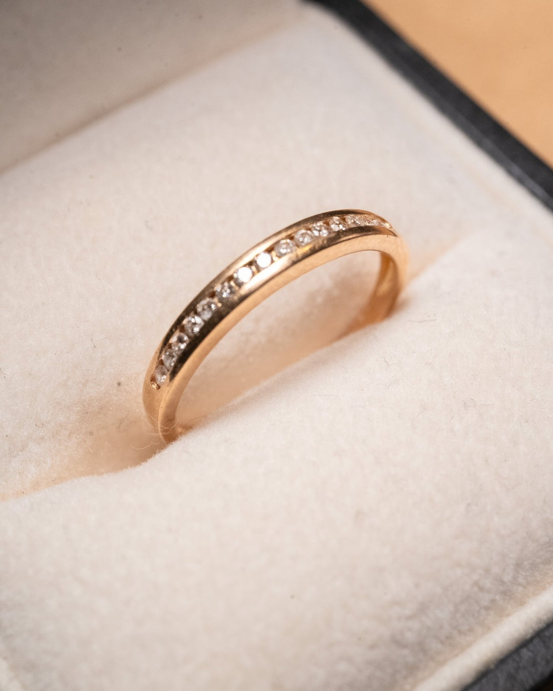 Anel meia aliança em ouro rose com diamantes. Peso 1.4g e aro 1.5.