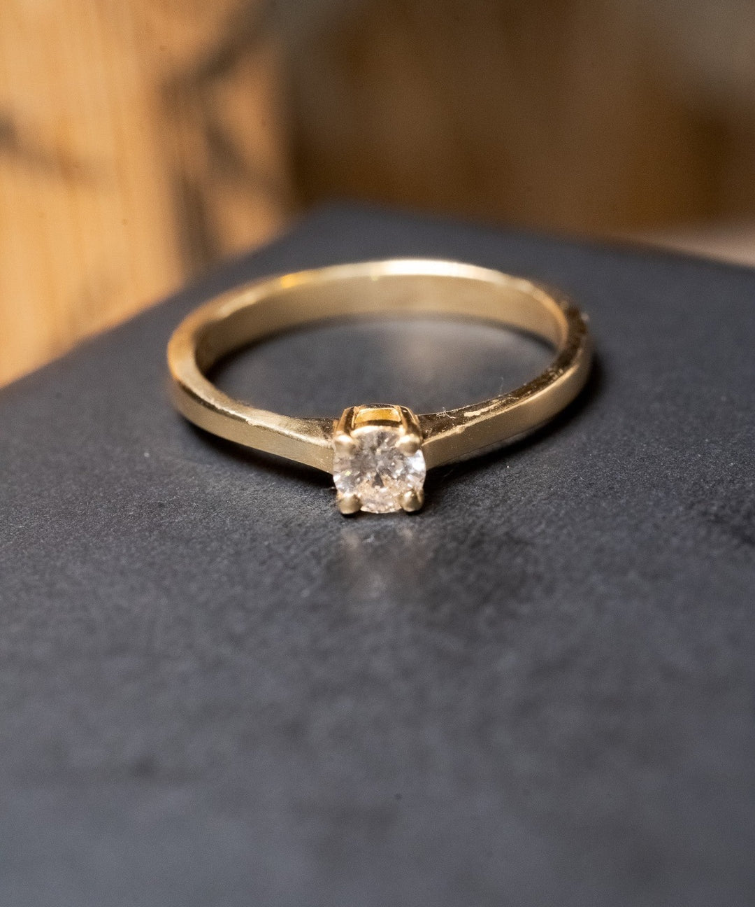 Anel solitário de ouro amarelo com diamante de 0.25 quilates classificação D vvs1 e peso de 2.7g aro 16.