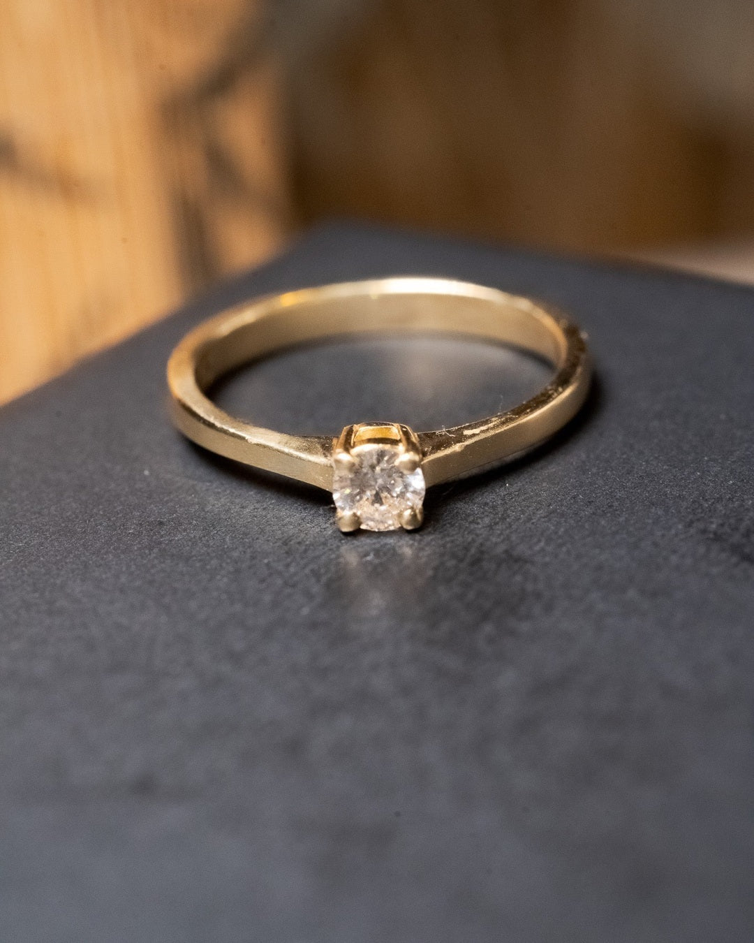 Anel solitário de ouro amarelo com diamante de 0.25 quilates classificação D vvs1 e peso de 2.7g aro 16.