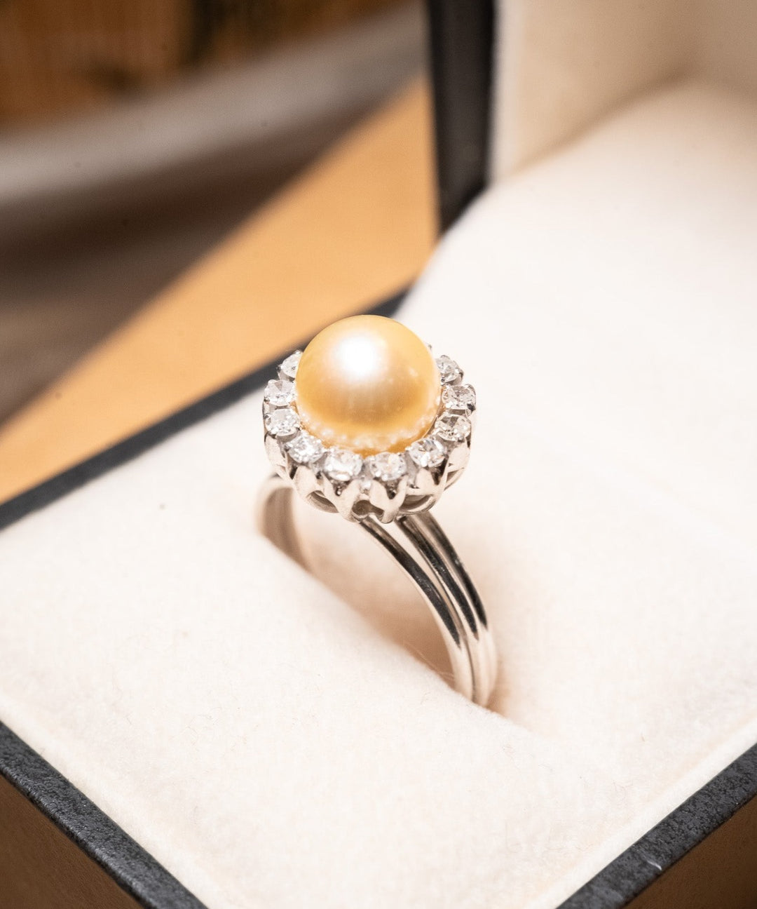 Anel chuveiro vintage em ouro branco com 13 diamantes de 0.3 pontos e pérola dourada de 0.8cm.