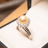 Anel chuveiro vintage em ouro branco com 13 diamantes de 0.3 pontos e pérola dourada de 0.8cm.