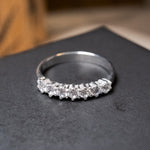 Anel meia aliança em ouro branco com 7 diamantes de 0.8 pontos e peso de 2.9g aro 16.