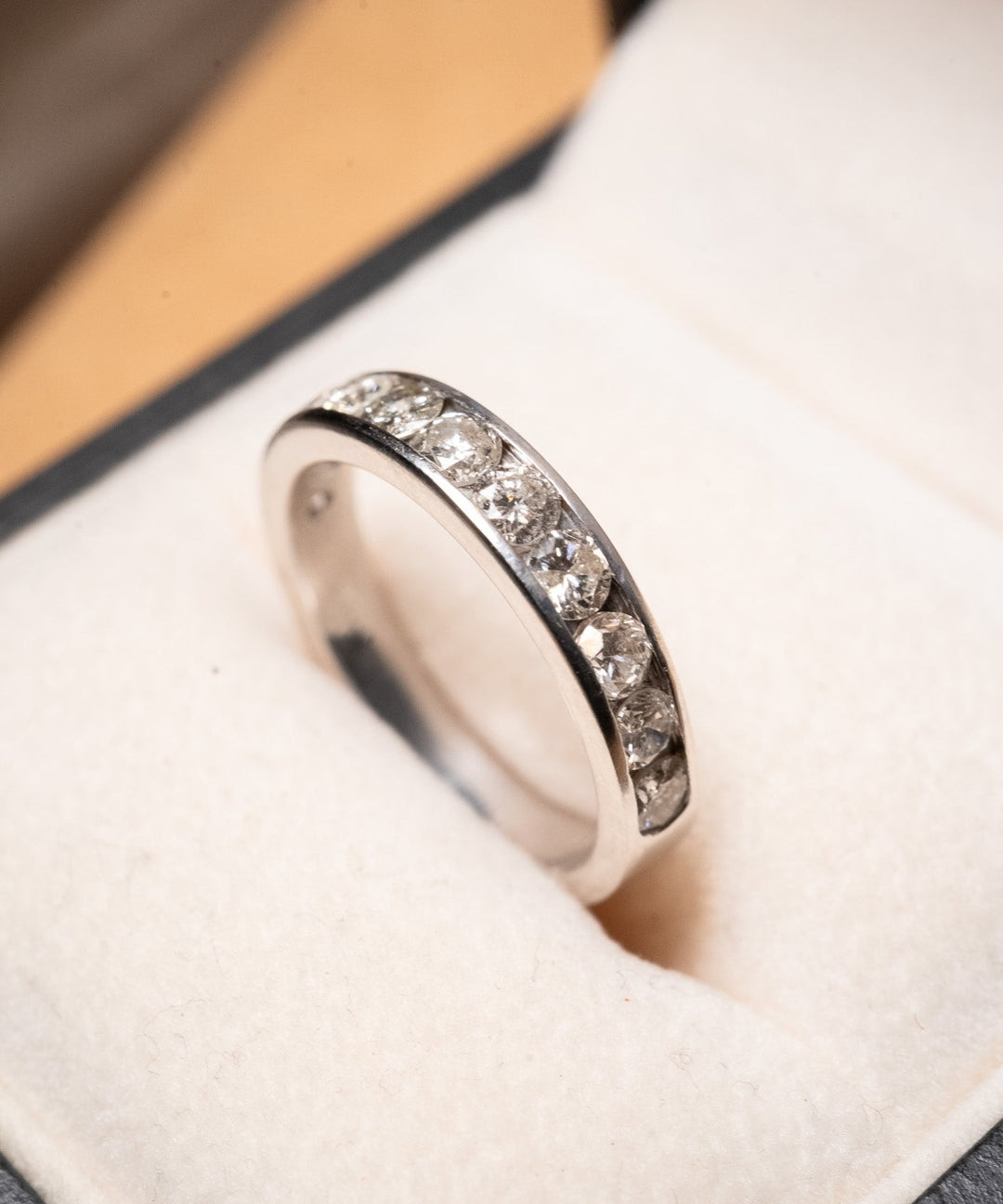 Anel meia aliança em ouro branco com 11 diamantes de 0.8 pontos cada e peso de 4.4g. Aro 16.