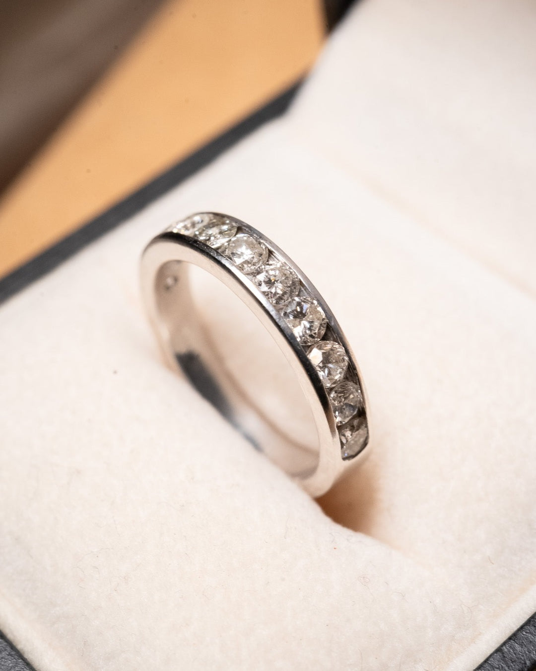 Anel meia aliança em ouro branco com 11 diamantes de 0.8 pontos cada e peso de 4.4g. Aro 16.