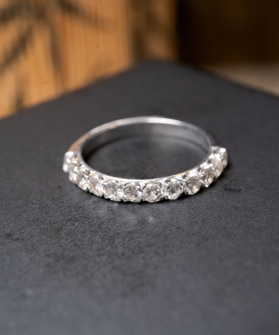 Anel meia aliança em ouro branco com 12 diamantes de 0.7 pontos cada. Peso 2.8g. Aro 14.