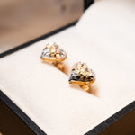 Brincos de coração em ouro amarelo medindo 0.8x0.8cm e pesando 0.7g.