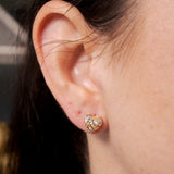 Brincos Stud Coração Pequeno em Ouro Amarelo Texturizado