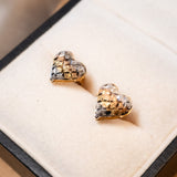 Brincos Stud Coração Pequeno em Ouro Amarelo Texturizado