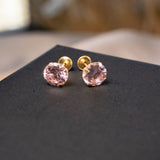 Brincos solitários em ouro amarelo com turmalinas rosas de 0.6ct cada. Peso total de 0.9g.
