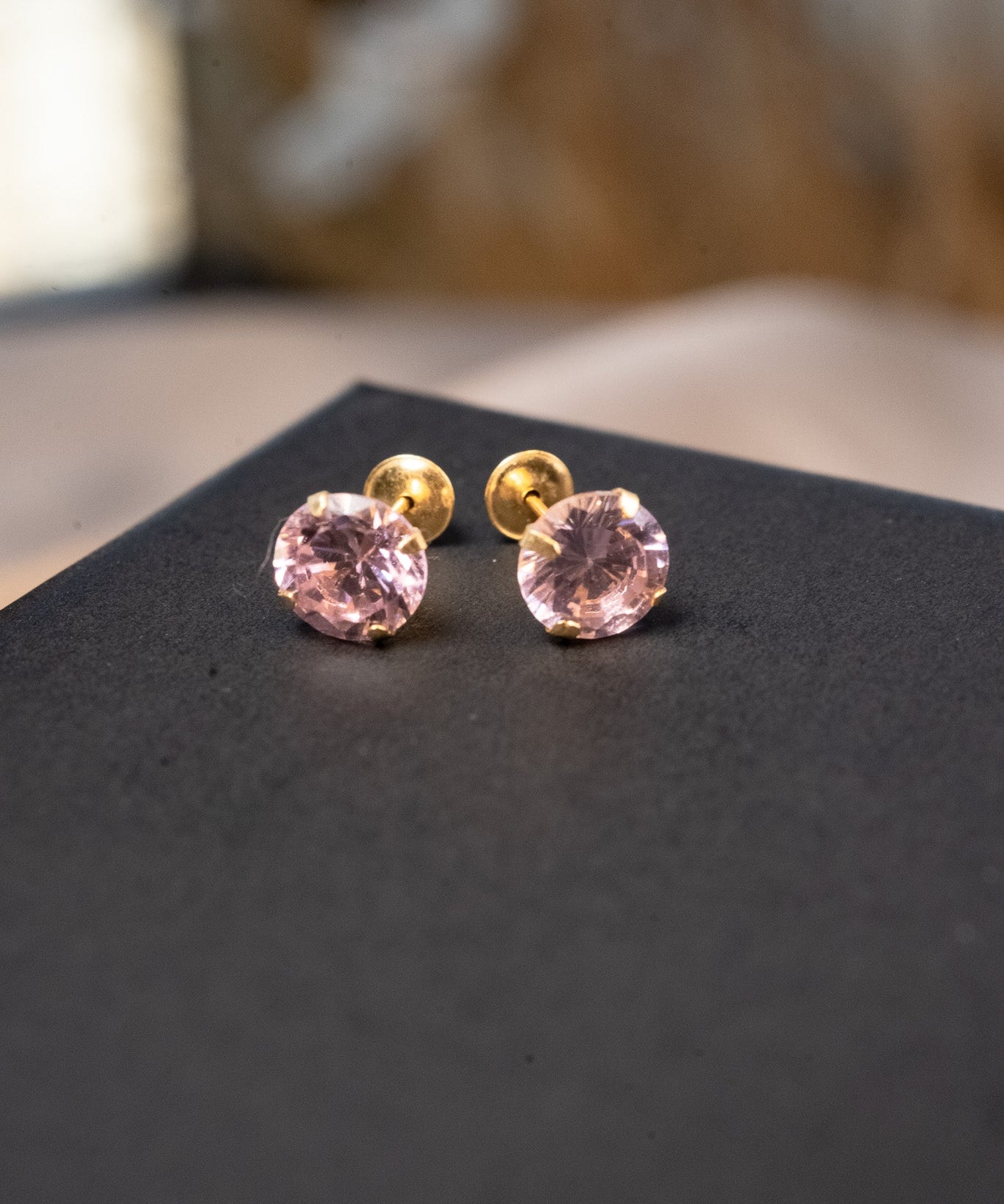 Brincos solitários em ouro amarelo com turmalinas rosas de 0.6ct cada. Peso total de 0.9g.
