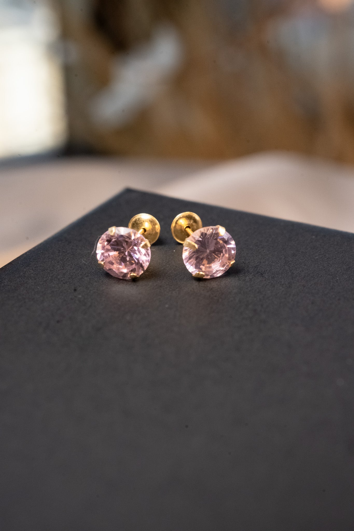 Brincos solitários em ouro amarelo com turmalinas rosas de 0.6ct cada. Peso total de 0.9g.