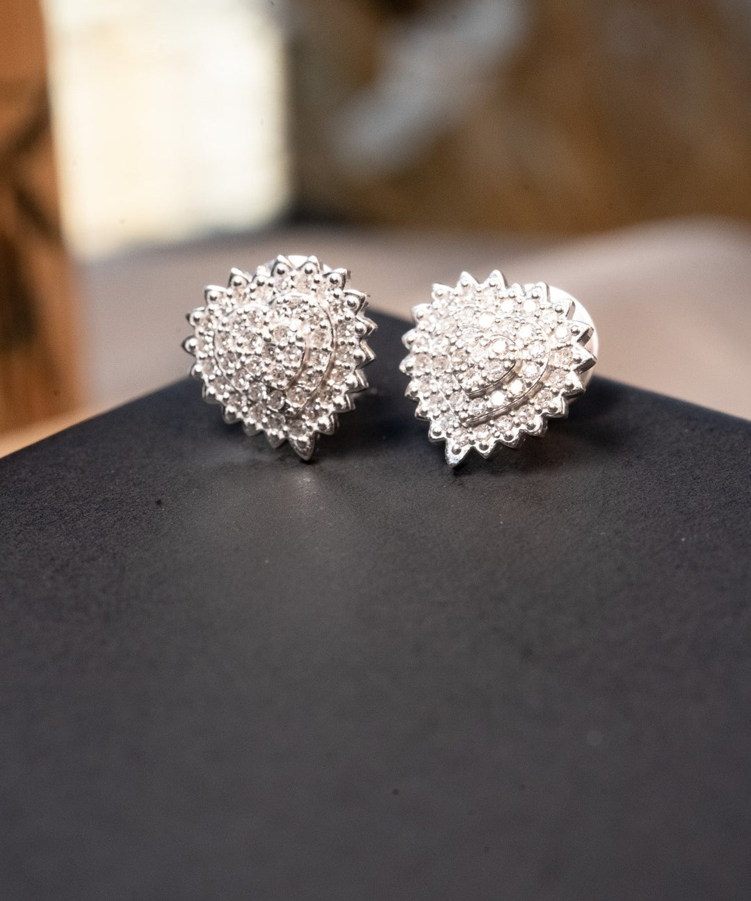 Brincos Vivara em forma de corações em ouro branco com diamantes de 0.1 ponto cada. Medem 1.2 x 1.1cm e pesam 3.5g.