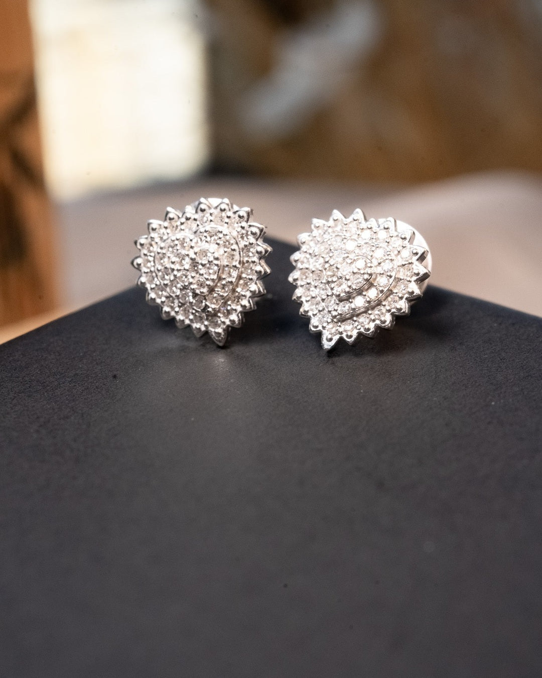 Brincos Vivara em forma de corações em ouro branco com diamantes de 0.1 ponto cada. Medem 1.2 x 1.1cm e pesam 3.5g.