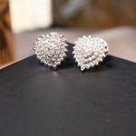 Brincos Vivara em forma de corações em ouro branco com diamantes de 0.1 ponto cada. Medem 1.2 x 1.1cm e pesam 3.5g.