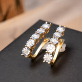 Brincos meia argola em ouro amarelo e branco com 10 diamantes de 0.3 pontos cada. Medem 2.4 x 0.4 cm e pesam 6.2 g.