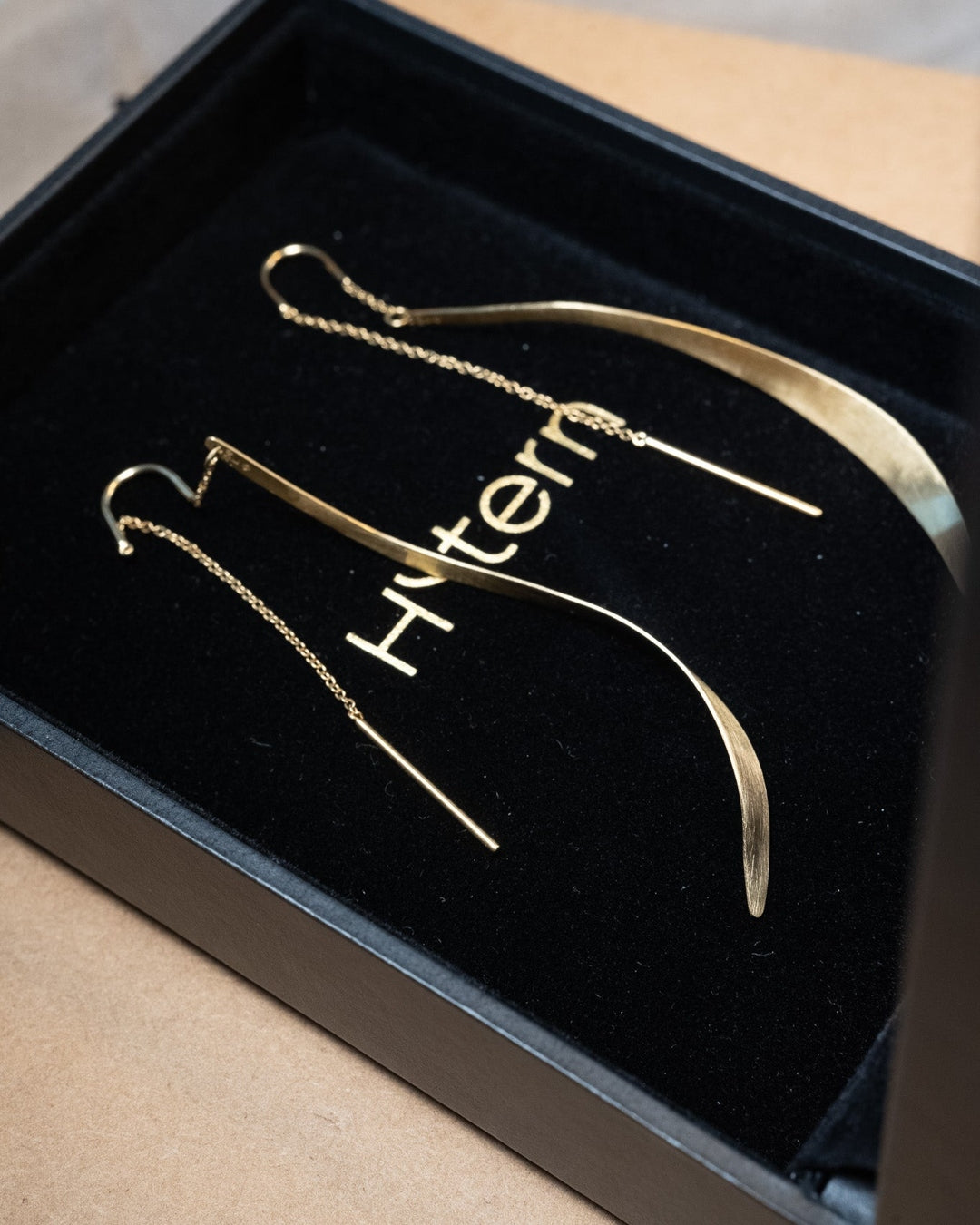 Brincos longos Hstern em ouro amarelo da MyCollection com 6.5 x 0.5 cm e peso de 4.1 g.