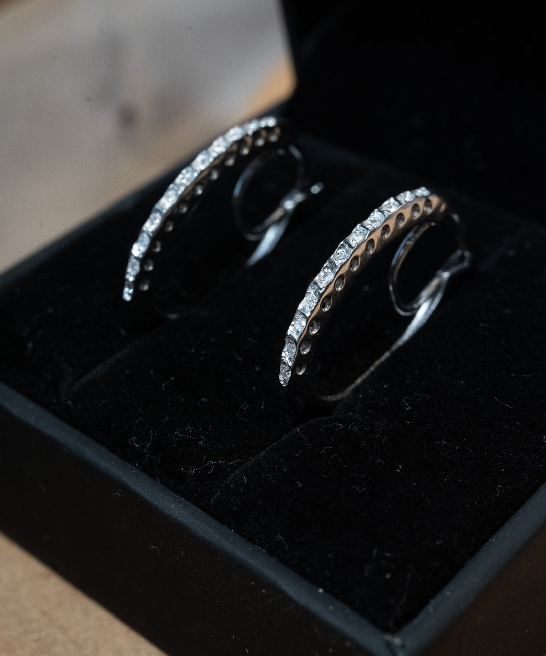 Brincos argolinhas em ouro branco com 22 diamantes Vvvs1 de 0.02 pontos cada. Medem 2.3 x 0.2 cm e pesam 2.9 gramas.