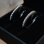 Brincos argolinhas em ouro branco com 22 diamantes Vvvs1 de 0.02 pontos cada. Medem 2.3 x 0.2 cm e pesam 2.9 gramas.