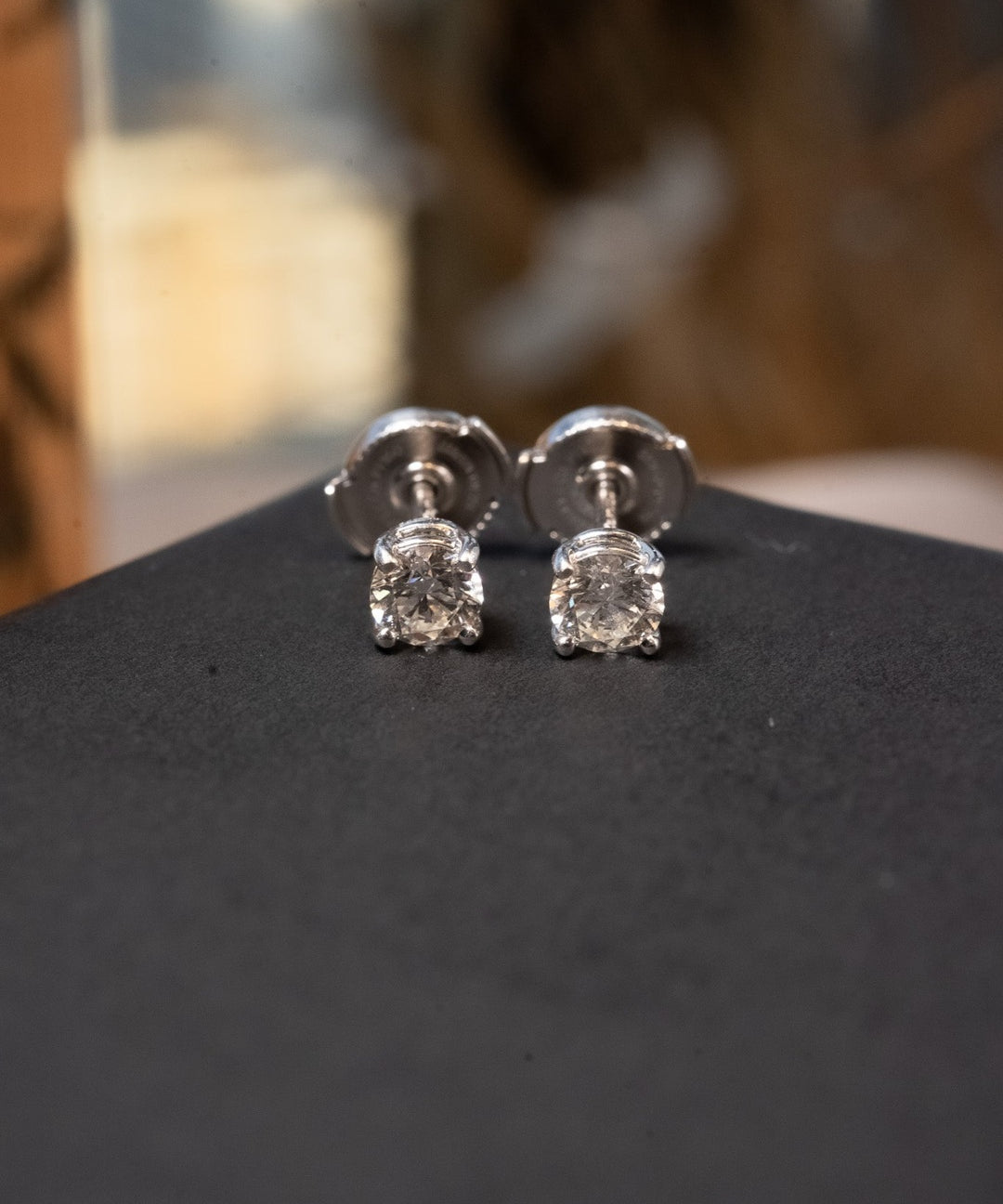 Brincos solitario Tiffany & Co em ouro branco com diamantes brilhantes de 0.45 pontos cada e 0.5cm de diametro e peso 3.0g.