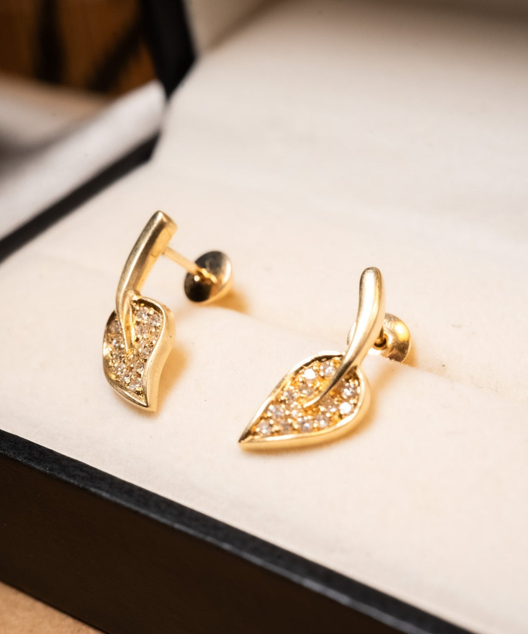 Brincos folhas em ouro amarelo com diamantes brilhantes de 0.01ct cada e peso total de 2.5g.