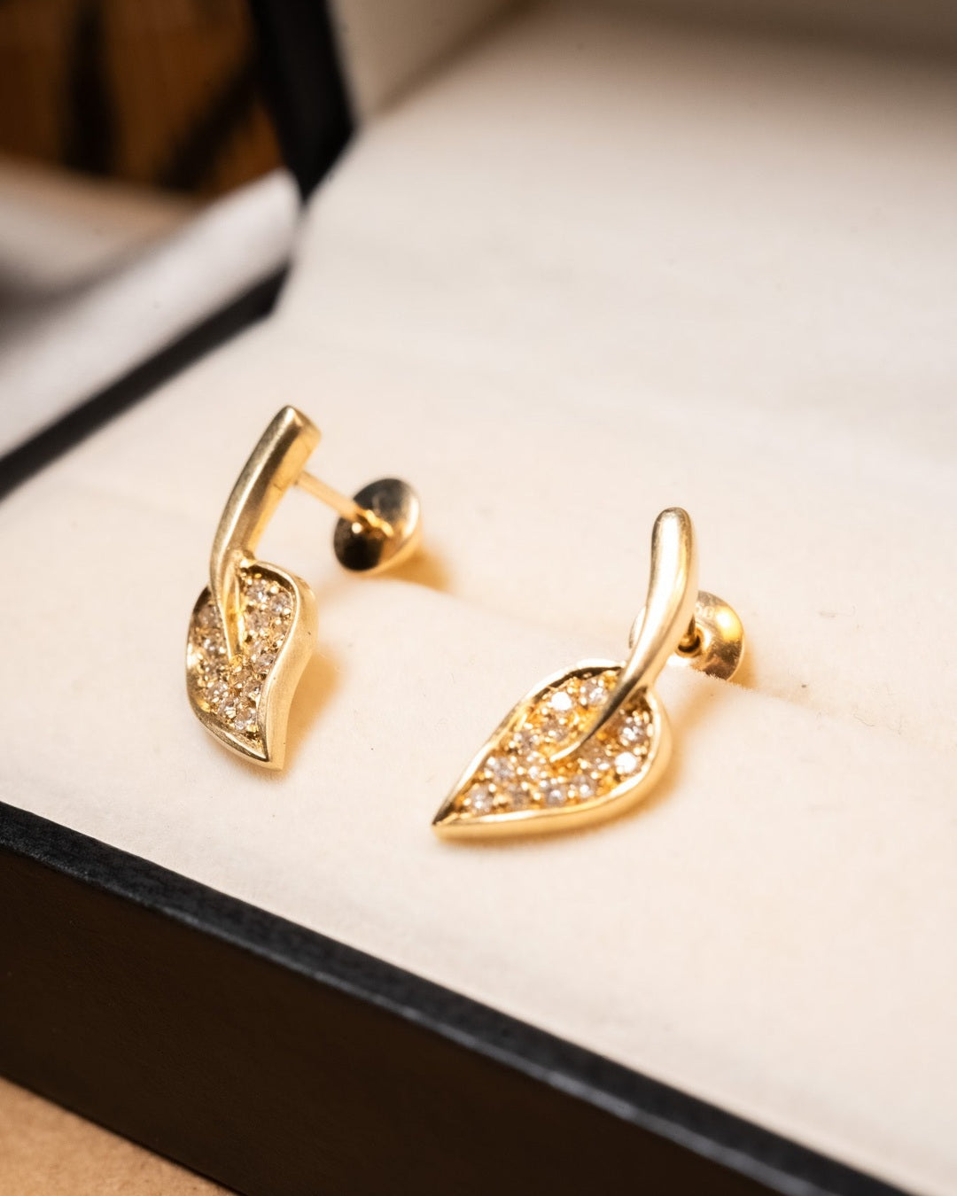 Brincos folhas em ouro amarelo com diamantes brilhantes de 0.01ct cada e peso total de 2.5g.