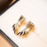 Brincos argolas em ouro amarelo com diamantes de 0.5 ponto cada. Medem 1.9 x 0.6 cm e pesam 2.8 gramas.