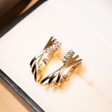 Brincos argolas em ouro amarelo com diamantes de 0.5 ponto cada. Medem 1.9 x 0.6 cm e pesam 2.8 gramas.