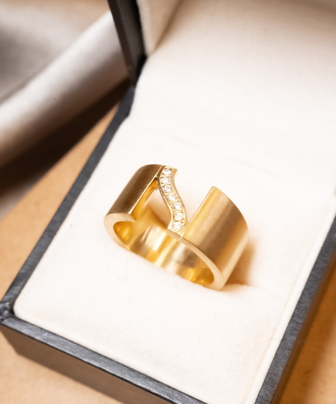 Anel Hstern da coleção Assinatura em ouro com diamantes de 0.1 ponto cada. Aro 21. Peso 14.7 g.