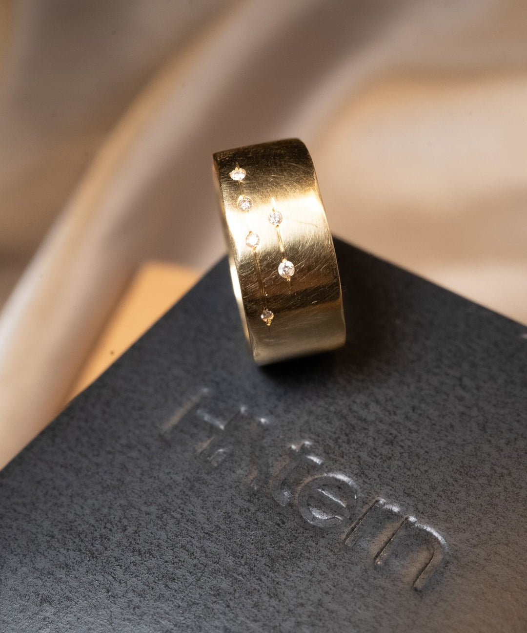 Anel Hstern coleção Code Maior em ouro amarelo com 6 diamantes de 0.1ct cada. Aro 17. Peso 9.2g.