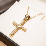 Pingente cruz de ouro amarelo com diamantes. Medidas 4.0 x 2.0 cm e peso 4.1g.