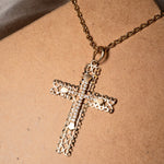 Pingente cruz de ouro amarelo com safiras brancas. Medidas 4.2x2.5cm e peso 2.0g.