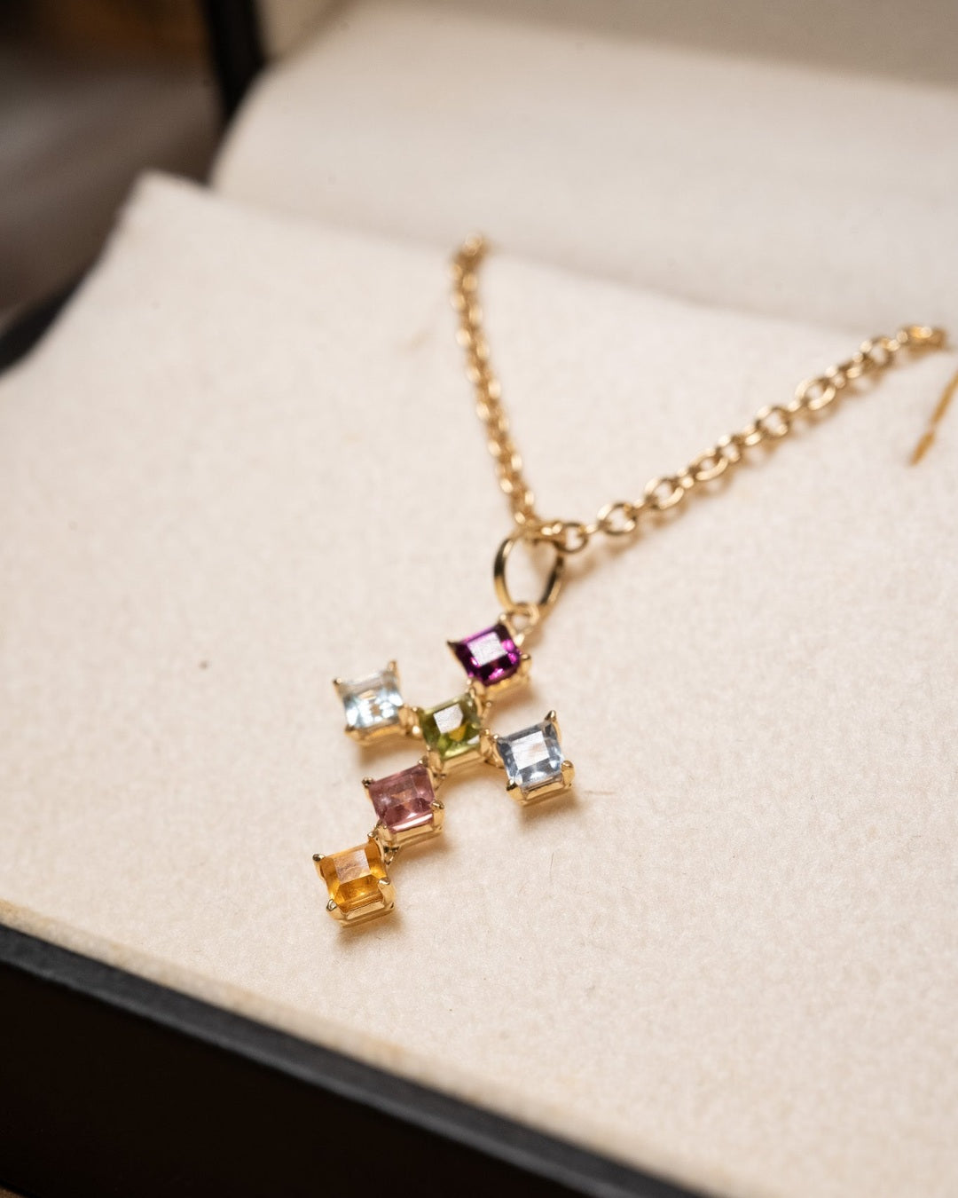 Pingente cruz de ouro amarelo com peras brasileiras. Medidas 2.6 x 1.5cm e peso 1.2g.