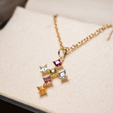 Pingente cruz de ouro amarelo com peras brasileiras. Medidas 2.6 x 1.5cm e peso 1.2g.